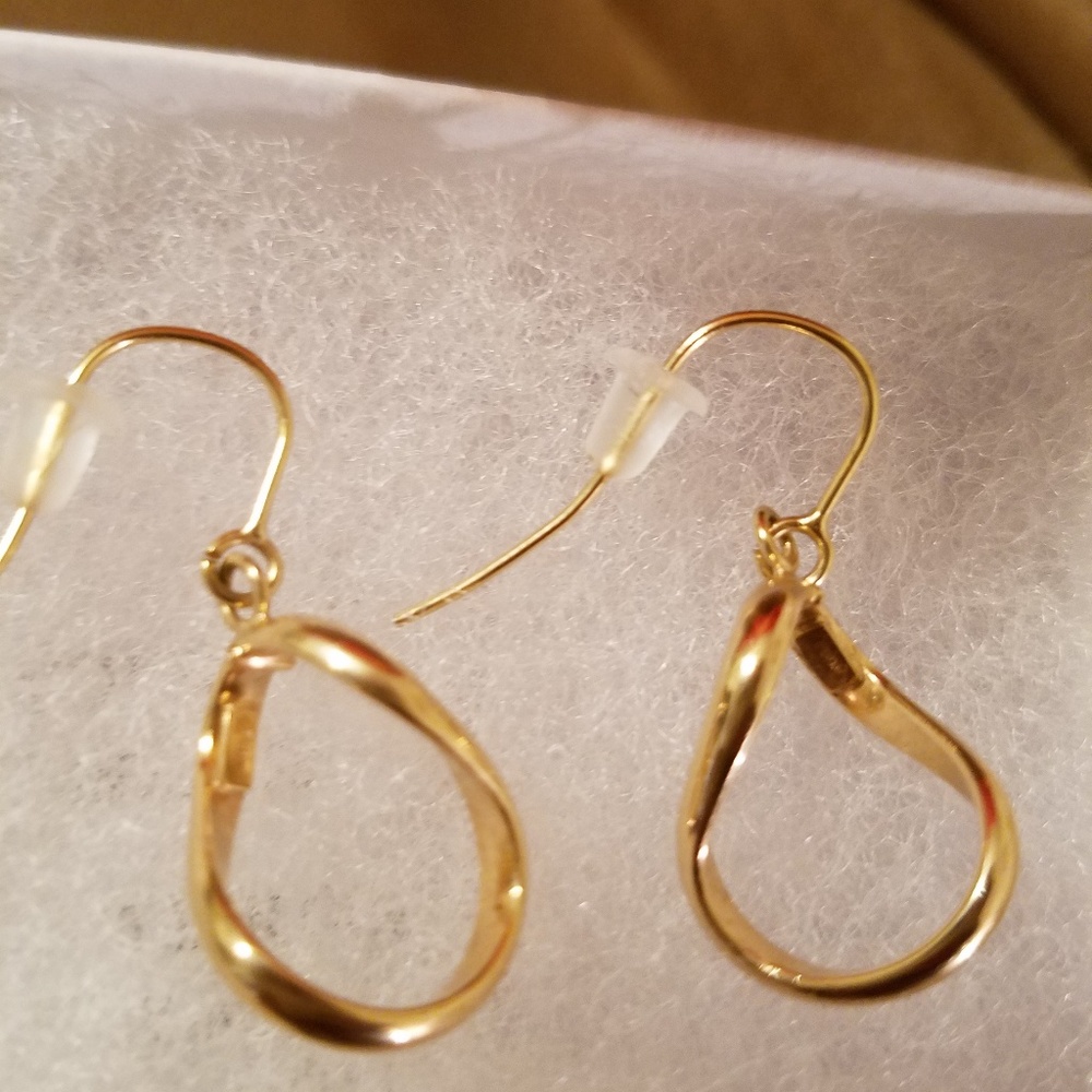 *FREE Trinket Tray + Dainty Gold earrings - Picture 2 of 5